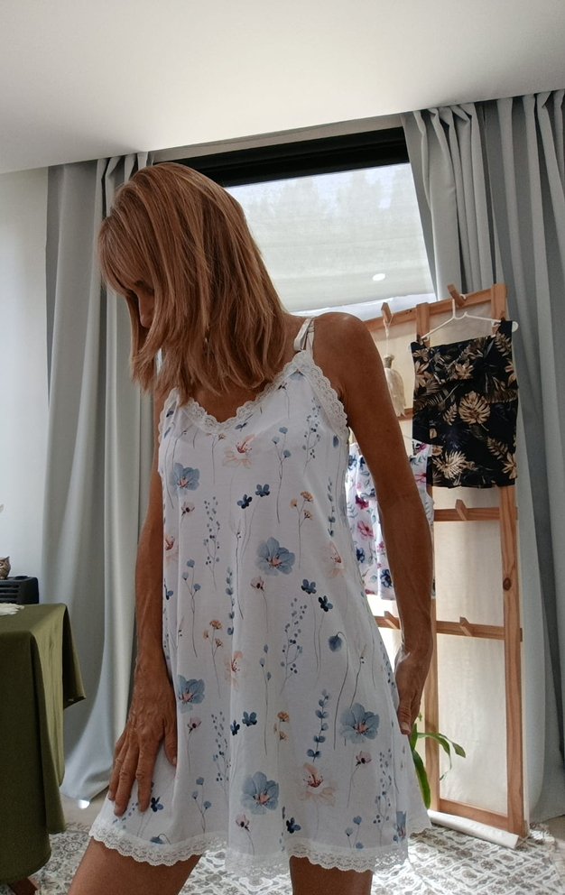 Camisolín de mujer fino, blanco con estampa delicado, suave al tacto, ideal para noches frescas