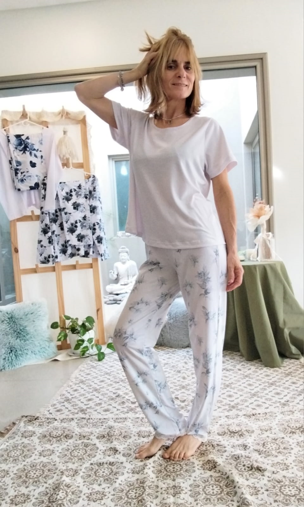 Pijama intermedio con remera holgada y pantalón ligero