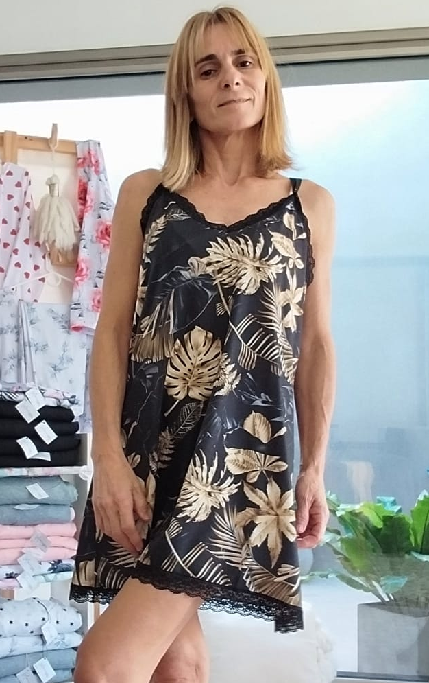 Camisolín de mujer estilo elegante, color negro y dorado, con detalles delicados y cómodo para dormir