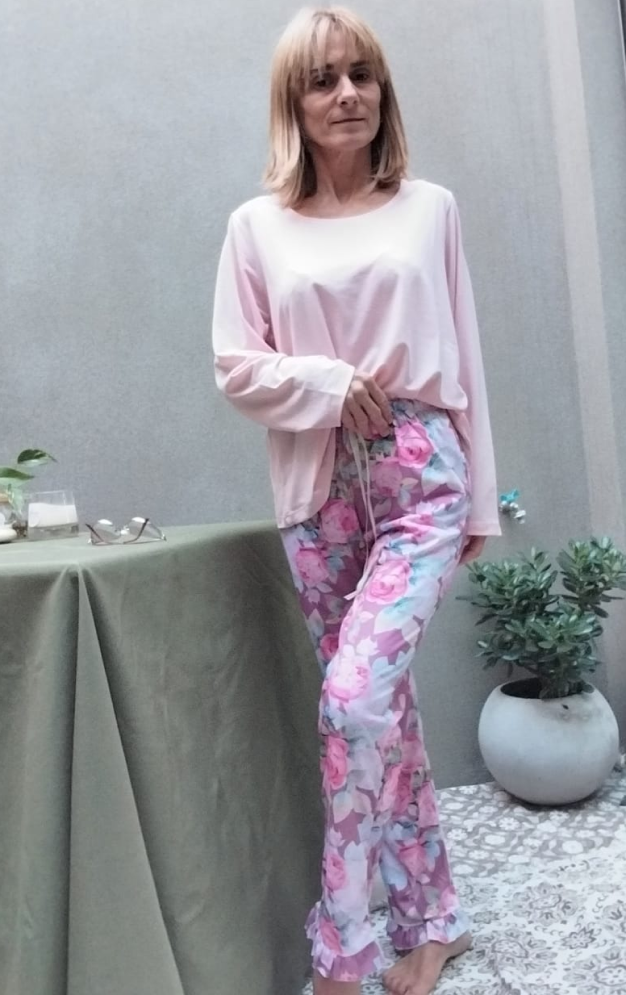 Conjunto de invierno con diseño floral, ideal para mantener el calor con estilo