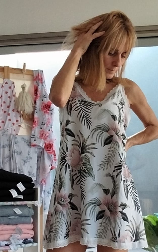 Camisolín de mujer fino, blanco con estampa delicado, suave al tacto, ideal para noches frescas