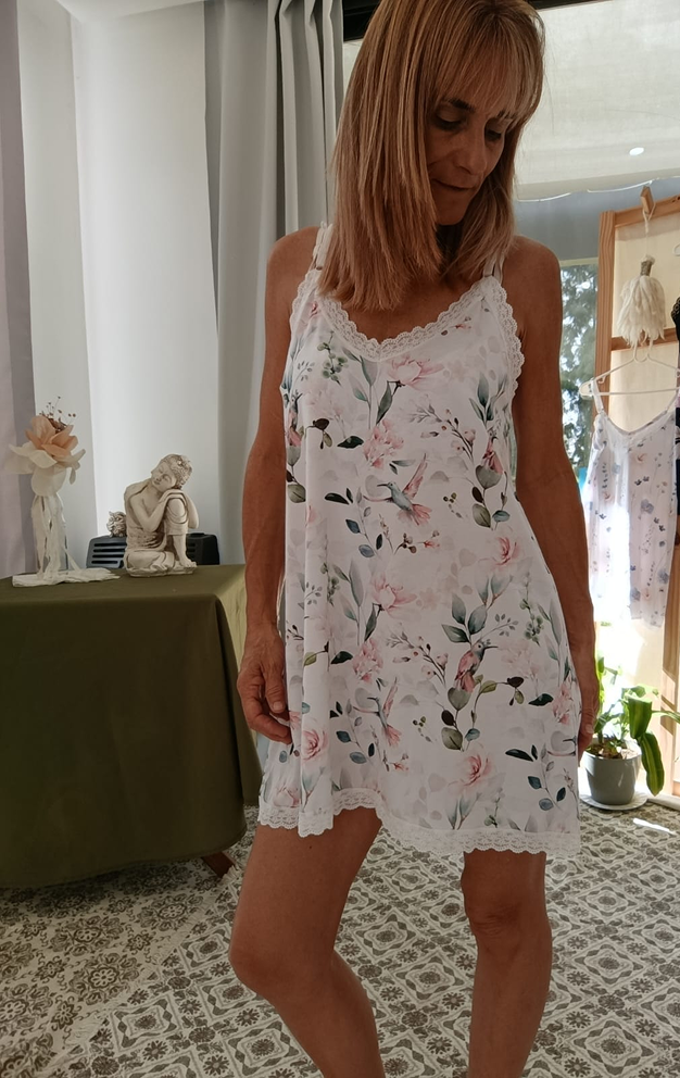 Camisolín de mujer fino, blanco con estampa delicado, suave al tacto, ideal para noches frescas