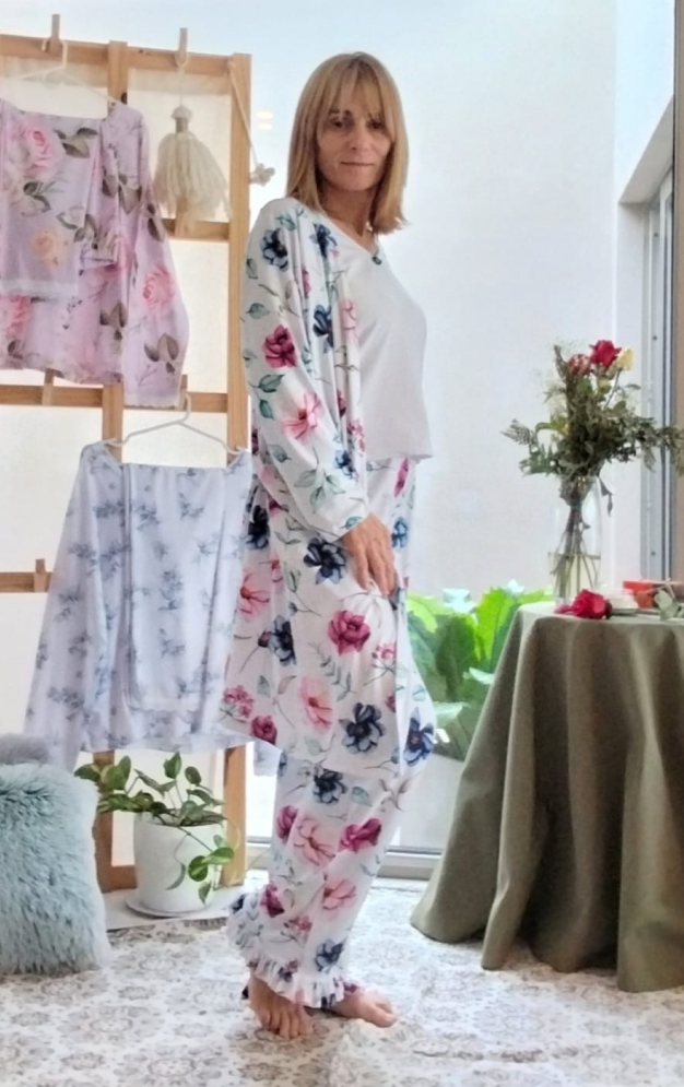Pijama de invierno elegante, con materiales suaves y abrigados para climas fríos