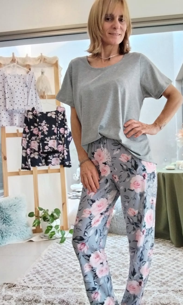 Pijama de entretiempo para mujer con detalles delicados y tela suave